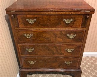 Small chest of drawers in good condition 25"x13"d x 30"h