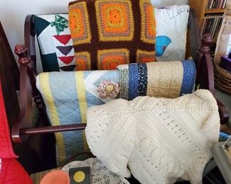 LOTS OF QUILTS AND QUILT RACKS