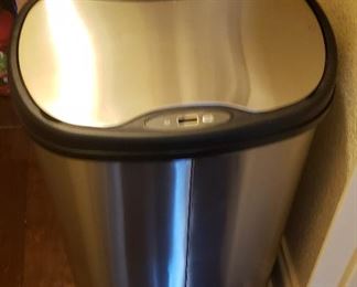 Smart trash can with sensor