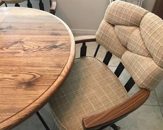 Kitchen dinette table w/4 chairs. Table measures 40" in diameter x 27" tall. 