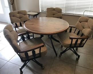 Kitchen dinette table w/4 chairs. Table measures 40" in diameter x 27" tall, comes with 18" leaf. 