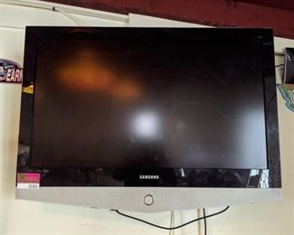 Samsung TV With Wall Mount, Buyer Responsible For Removal