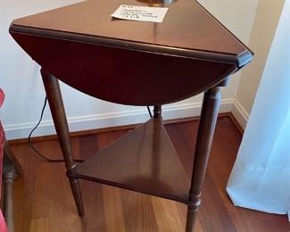 #39	Bombay & Co. Folding Triangle Side Table	18"

