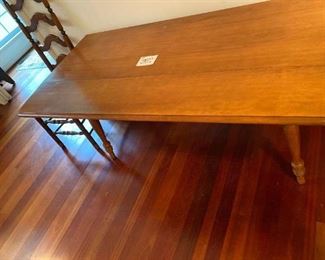 #81	Maple Dining Room Table - Drop Sides	                
                                          40" x 60" x 30"
