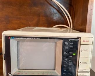 #104	GE Spacesaver TV/Radio - WORKS!!
