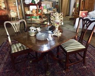Breakfast table - 19th C. Regency English - two Chippendale-style chairs
