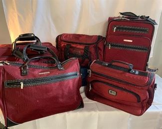 Very Nice luggage set in like condition. 