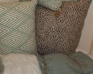 Beautiful Lacefield Queen Quilt Set with Accent Pillows and Dust Ruffle