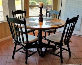Beautiful round dining/kitchen table and 4 chairs