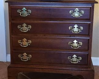 Medium size 4 drawer chest.