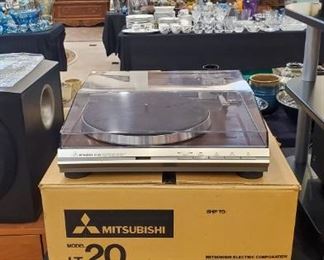 Mitsubishi LT-20 Linear tracking Turntable 1982 with Digitrac 300 SE cartridge, received this in the box with the receipt and paper work, looks like its been or has beed set up. It does powers on did not hook up priced as is.