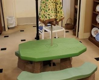 Children's picnic table with umbrella!