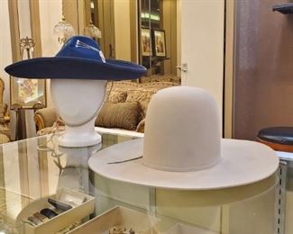 Resistol Cowboy (or cowgirl??) hat! LIKE NEW! Need a sombrero? We have it!