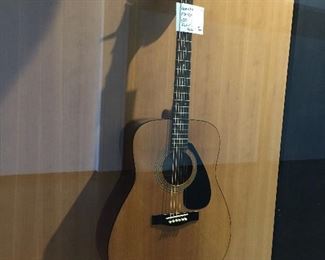 Yamaha 401 acoustic dreadnaught plays good!