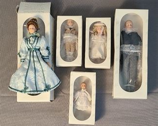 2001 Dollhouse Family Dolls New In Box