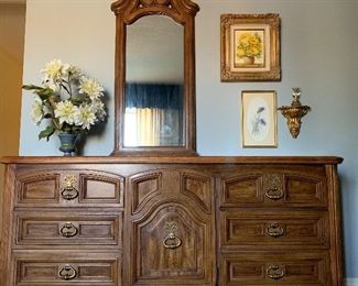 Vintage Dresser w Mirror and Matching Nightstands