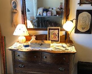 Chest with mirror, Lamps, Art