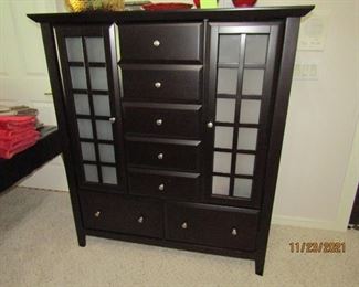 UNIQUE CHEST OF DRAWERS FROM ANOTHER BED ROOM