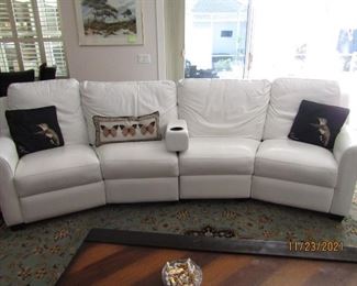THERE ARE 2 SECTIONS TO THIS UNIT.. BOTH ENDS RECLINE AND ARE HUGGERS FOR RECLINING..