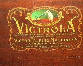 YES THERE IS AN AUTHENTIC VICTROLA UNIT.. THE CABINET, THE CRANK AND EVERYTHING WORKS.. IT IS A NICE CABINET AT WELL...