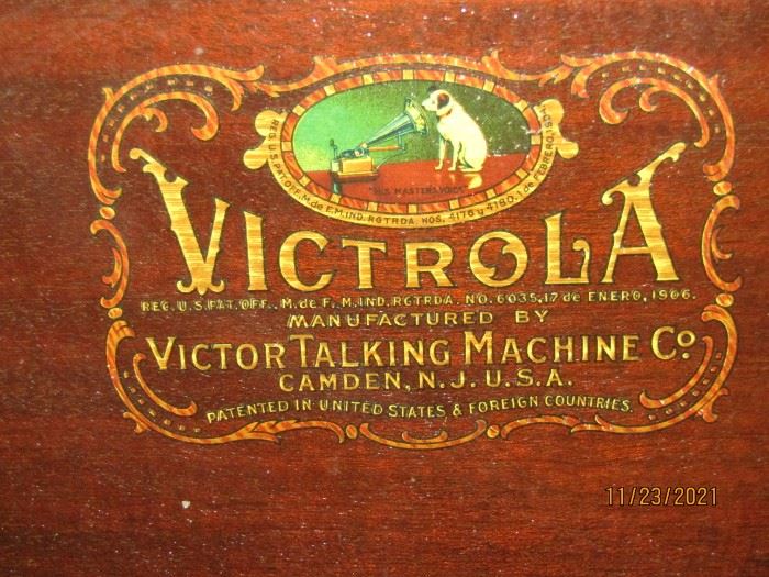 YES THERE IS AN AUTHENTIC VICTROLA UNIT.. THE CABINET, THE CRANK AND EVERYTHING WORKS.. IT IS A NICE CABINET AT WELL...