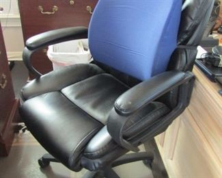 EXECUTIVE CHAIR.. VERY GOOD LOOKING OFFICE WITH AN EXECUTIVE DESK, CREDENZA, EXECUTIVE CHAIR, AND A LARGE BOOK SHELF FOR DISPLAY OR FOR BOOKS..