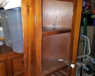 Neat corner cabinet. Smaller in size
$50.