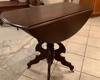 $375 AMERICAN VICTORIAN MAHOGANY DROP LEAF TABLE WITH CASTERS 1860-90 
