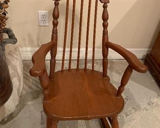 $125~ EARLY AMERICAN SPINDLE BACKED ROCKER SOLID WOOD 