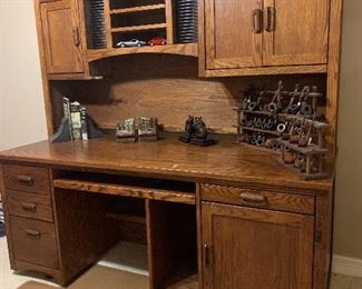 $370 TRADITIONAL OAK DESK