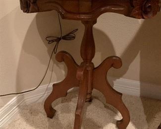 $375 MARBLE TOPPED ROSE MOTIF END TABLE 28X22