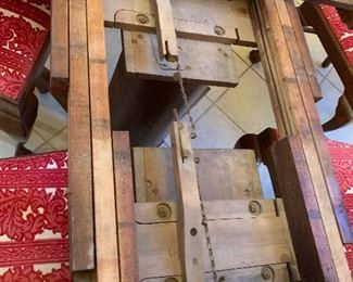 $950 TIGER OAK DINING TABLE WITH 6 UPHOLSTERED SEAT CHAIRS 29X48X48