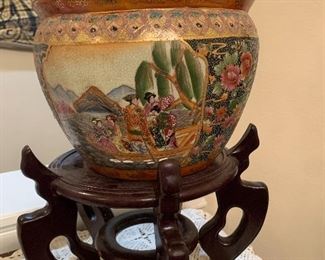 $200 CHINESE CERAMIC POT AND STAND