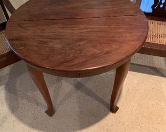$200 SOLID WOOD SIDE OR OCCASIONAL TABLE 