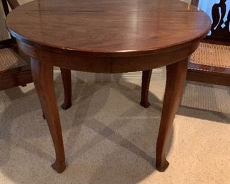 $200 SOLID WOOD SIDE OR OCCASIONAL TABLE 