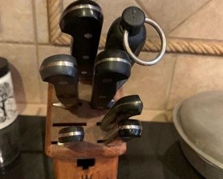 $90 HENCKLS KNIFE BLOCK