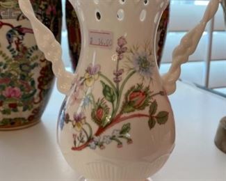 #32Aysnley Vase
