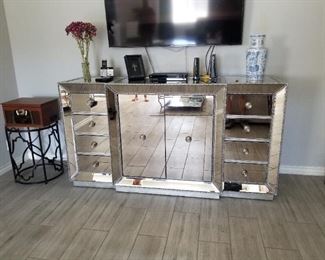 Z Gallerie Omni Mirrored Buffet
$1,050.00
72" W x 38" H x 20" D