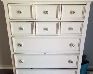 Off White 5 Drawer Chest
$275.00