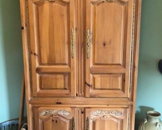 WOOD HUTCHCABINET