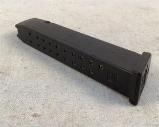 Mfg - Glock
Model - Factory 22Rd. Magazine
Caliber - .40 s&w /.357 sig
Located in Chattanooga, TN
Condition - 3 - Light Wear
This is a Factory Glock 22-Round Magazine for .40 cal but will also hold .357 Sig as well.