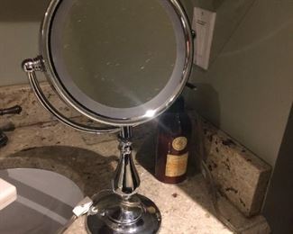 Electric lighted magnifying mirror