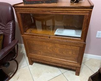 $425 - OBOAntique American oak barrister bookcase cabinet 
