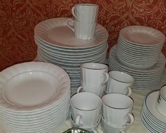 51 piece set of Lindt-Stymeist china