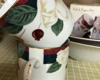 Magnolia dish set