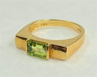 14K Gold Ring w/ Green Stone 3.5 g
