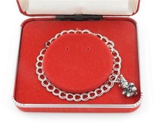 Lot 071
Sterling Silver bracelet with bear charm