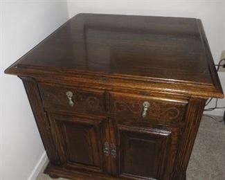 $150.0023 x 24 x 23" Ethan Allen Solid Oak Royal Charter Collection bed side table, VG condition