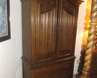@150.00, Ethan Allen Solid Oak Armoire Royal Charter Collection, VG condition, 40" W x 74" Tall