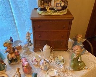 Miscellaneous small items, miniatures including dresser